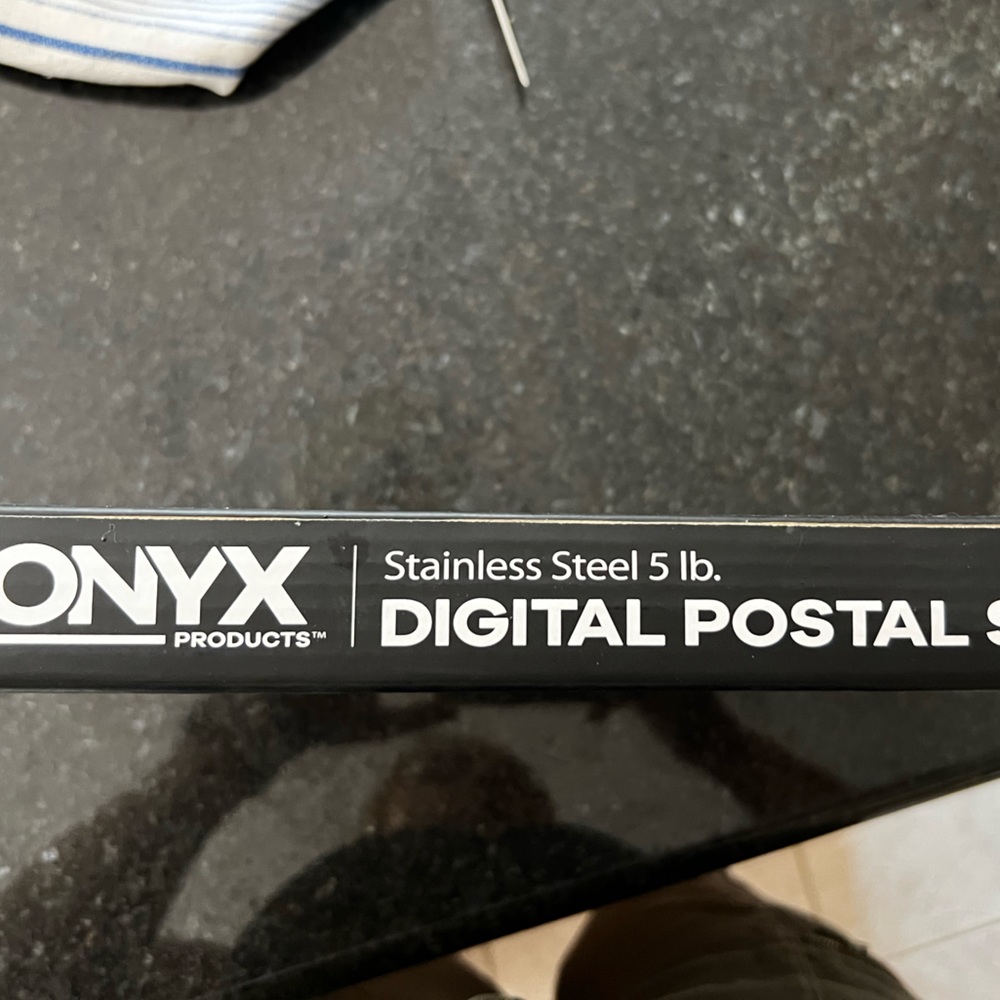 Onyx Postal scale + 5 rolls of labels